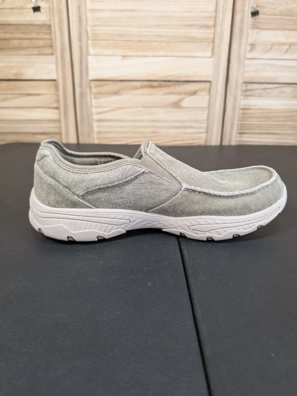 Skechers Men's Slip-On Casual Sneakers in Light Gray Canvas Size 11